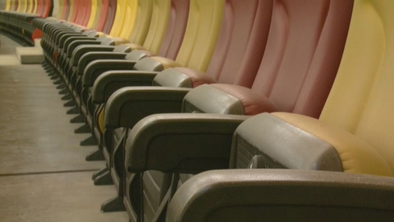 Dă Primaria avizul pentru folosirea aspiratoarelor? :) Praful de pe scaune, singura problema de pe National Arena. Cum arata stadionul cu doua zile inainte de redeschidere_7