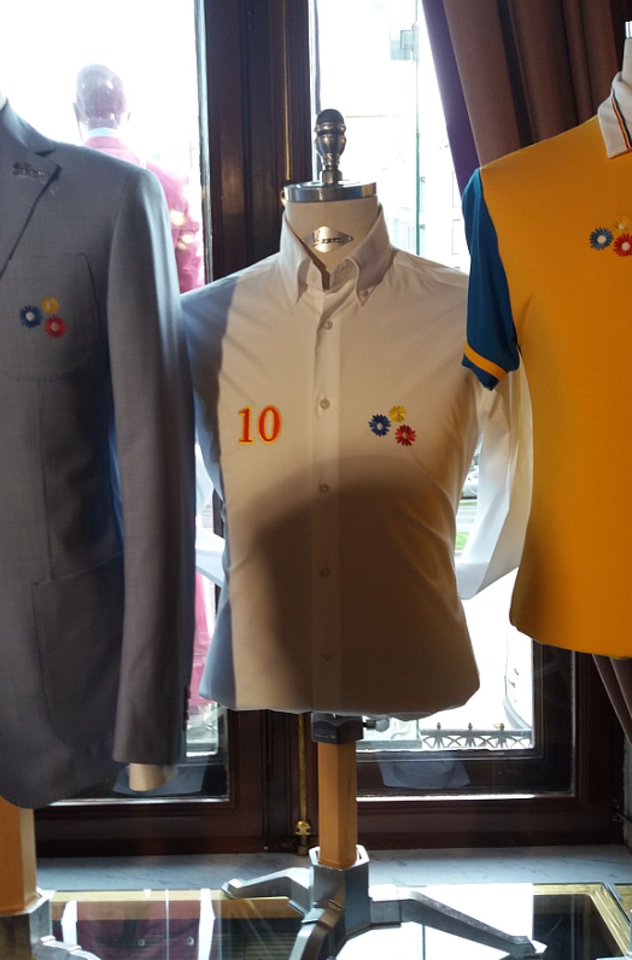 FOTO: Asa arata costumele de prezentare ale Romaniei la Euro! Tricourile si camasile, in curand si pentru suporteri_5