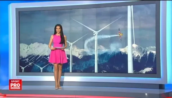 Slalom printre eoliene! Provocarea vietii pentru acest pilot. VIDEO