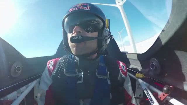 Slalom printre eoliene! Provocarea vietii pentru acest pilot. VIDEO