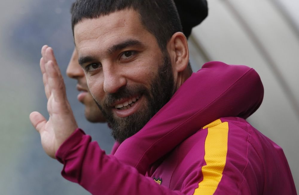 A stat 6 luni pe bara ca sa joace la Barcelona, dar acum e gata de plecare! Oferta de nerefuzat pentru Arda Turan din China