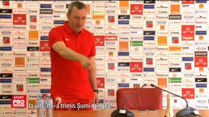 Mircea Rednic si-a aniversat ziua de nastere inaintea derby-ului: Vreau o victorie cu Steaua cadou . Ce tort a primit din partea jucatorilor