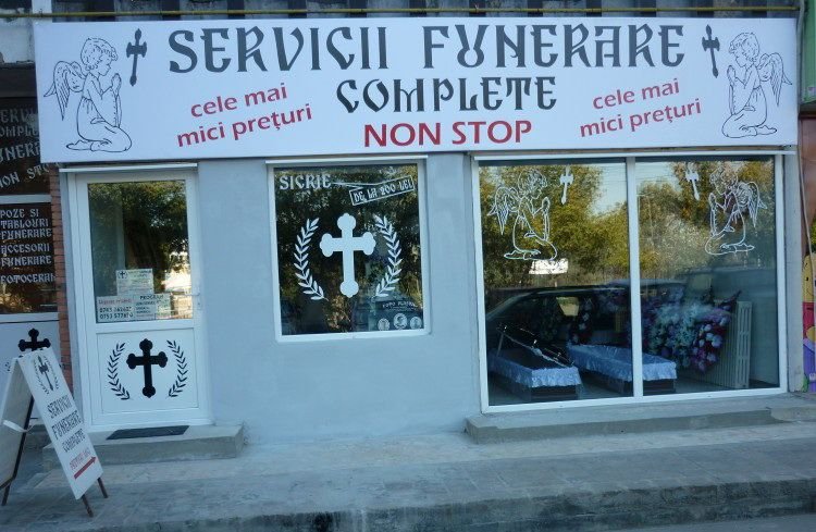 Primul club din fotbalul romanesc care si-a luat sponsor o companie de pompe funebre: 