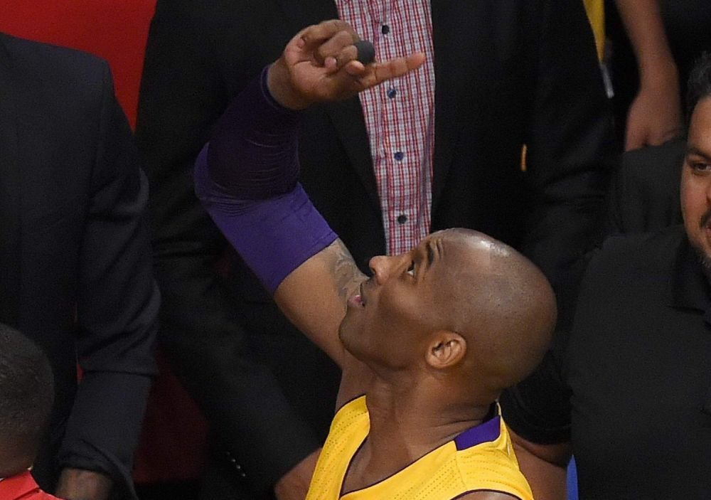 Kobe Bryant a facut spectacol la meciul de retragere! Nadia l-a felicitat pe gigantul american la ULTIMUL meci din cariera