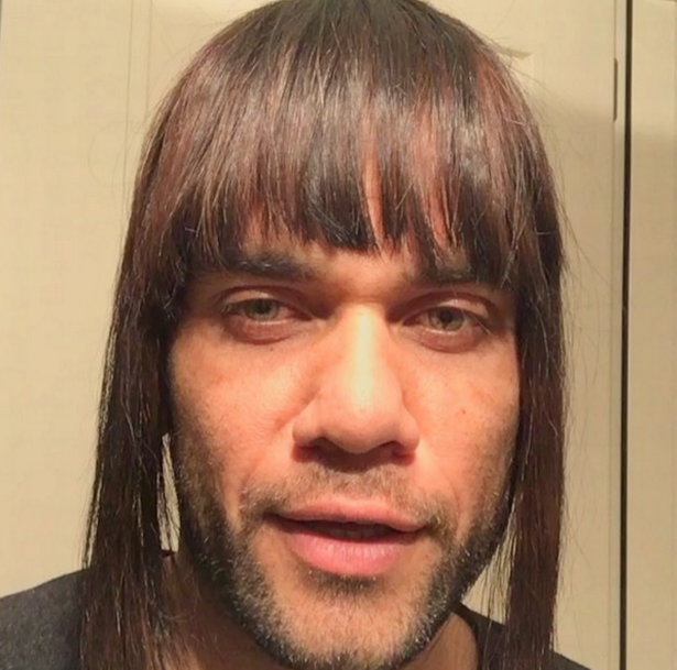 WTF?! :) Cum a reactionat Dani Alves dupa eliminarea Barcei in Liga! De ce s-a imbracat intr-o femeie si ce mesaj BIZAR si-a transmis