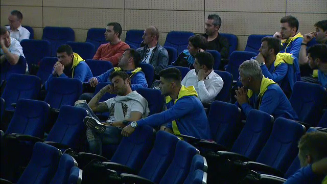 Super imagini! Pe Mutu l-a luat somnul la cursurile de antrenori :) Detaliul emotionant de pe bratul Briliantului . FOTO