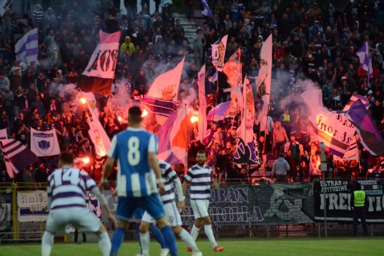 Spectacol total in liga a treia! Fanii lui ASU Poli au facut show incendiar la meciul cu Corvinul! VIDEO_2