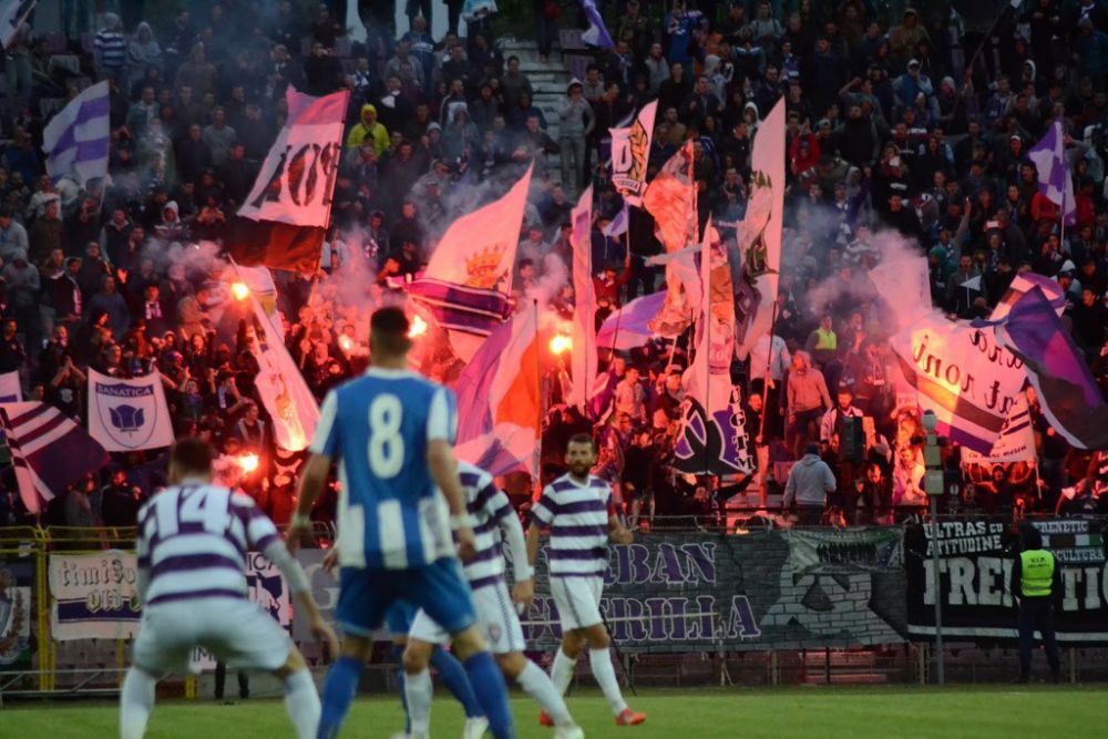 Spectacol total in liga a treia! Fanii lui ASU Poli au facut show incendiar la meciul cu Corvinul! VIDEO_2