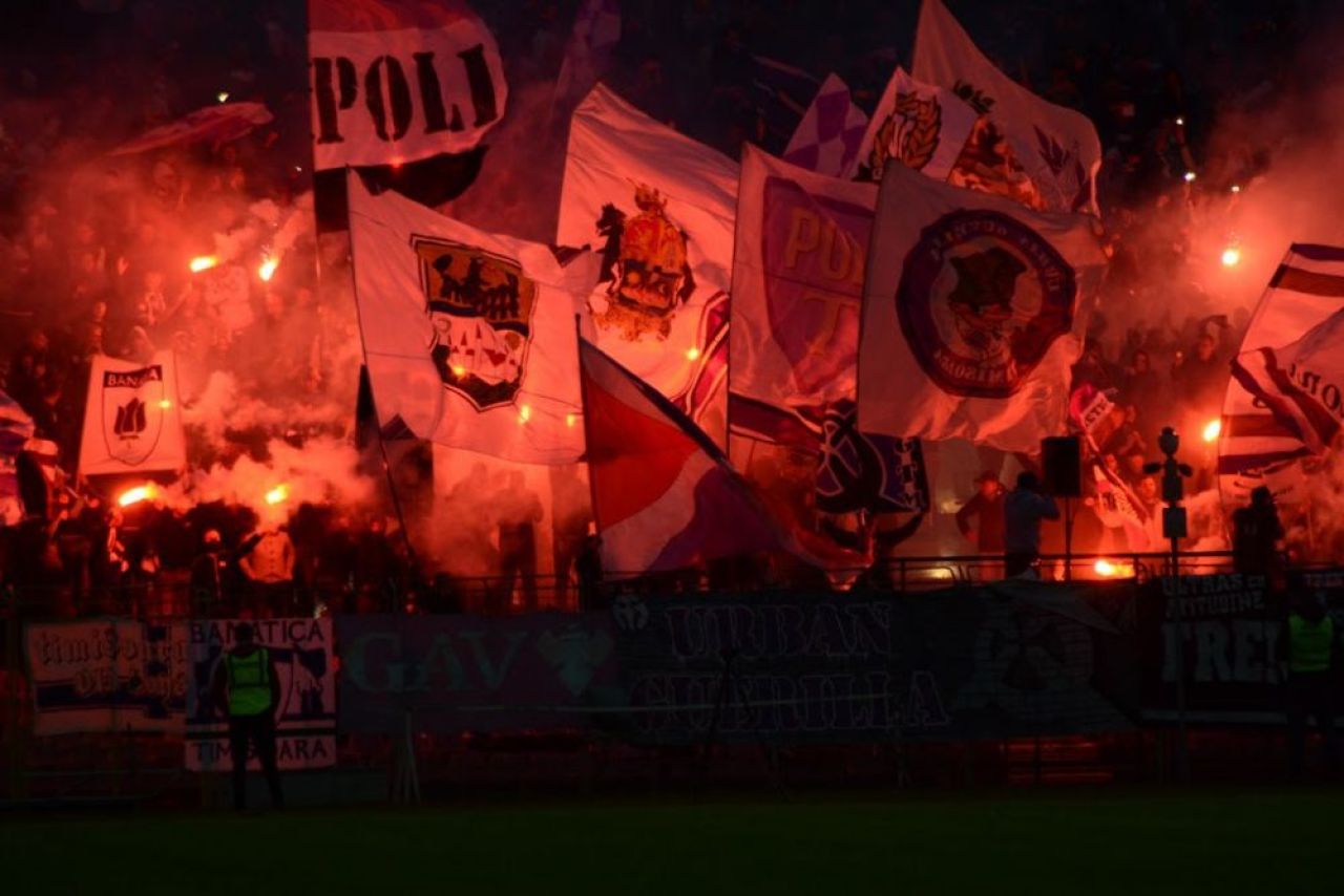 Spectacol total in liga a treia! Fanii lui ASU Poli au facut show incendiar la meciul cu Corvinul! VIDEO_5