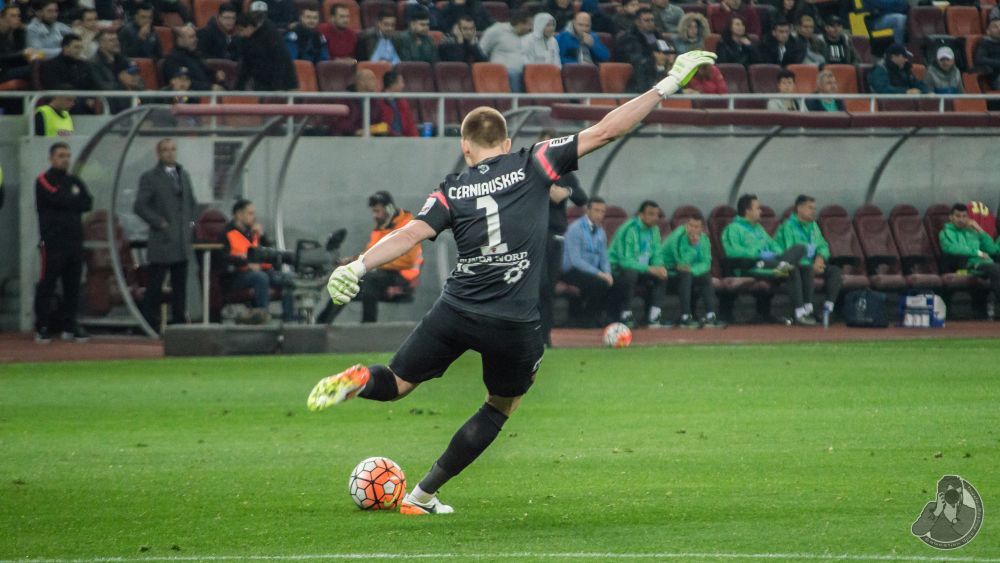 Derby-ul de la nivelul gazonului | Cele mai tari poze de la Steaua 2-2 Dinamo! Ce a patit un dinamovist la finalul partidei_11
