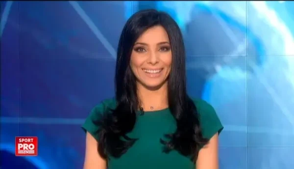 Un roman a escaladat Turnul Eiffel fara NICIO masura de securitate! Cum s-a catarat pe turnul din Slobozia :)