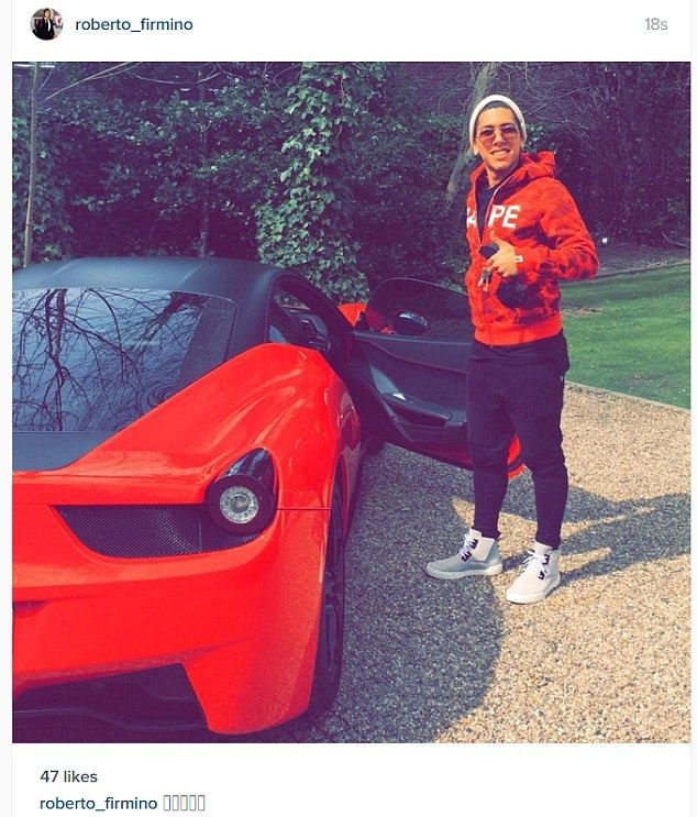 Aparitie senzationala pentru un pusti din Premier League. Cine a coborat din acest Ferrari de 200.000 euro