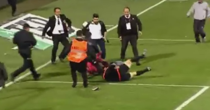 Scene socante in Turcia, la meciul lui Fenerbahce. Arbitrul a fost batut cu bestialitate in timpul partidei, jocul a fost oprit. VIDEO