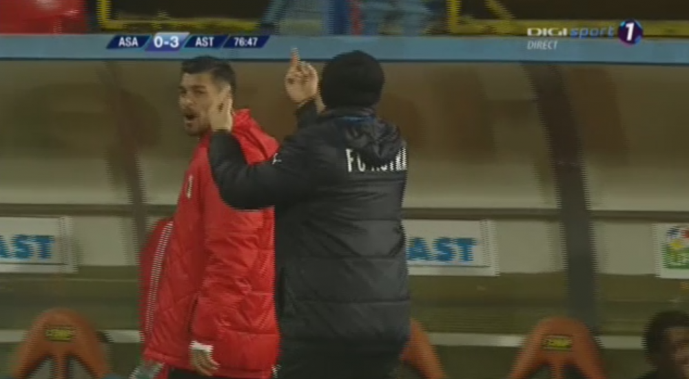 FOTO | Sumudica isi continua razboiul cu cei care il contesta: un nou gest obscen al antrenorului, in momentul in care Astra conducea cu 3-0_2