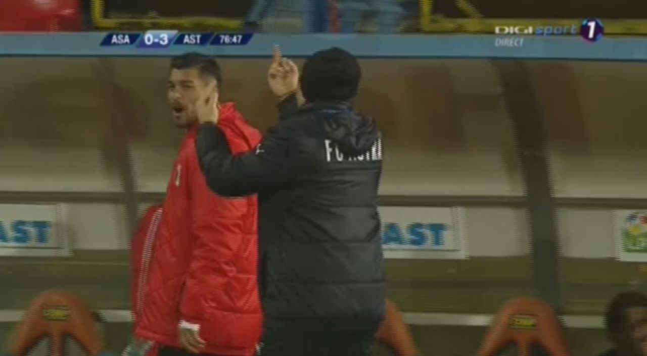 FOTO | Sumudica isi continua razboiul cu cei care il contesta: un nou gest obscen al antrenorului, in momentul in care Astra conducea cu 3-0_2