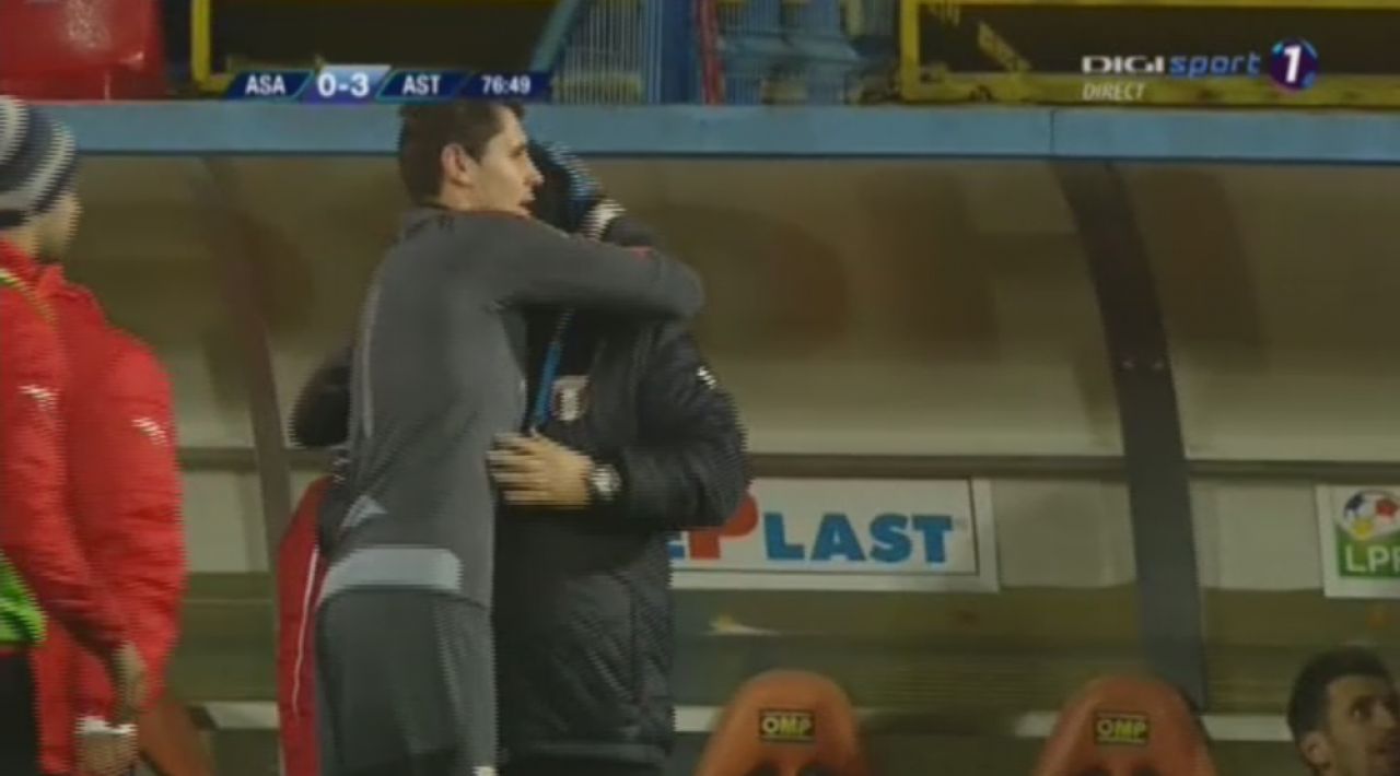 FOTO | Sumudica isi continua razboiul cu cei care il contesta: un nou gest obscen al antrenorului, in momentul in care Astra conducea cu 3-0_3