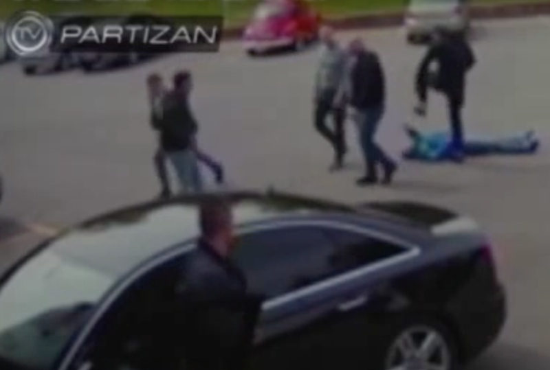 VIDEO SOCANT | Directorul lui Partizan Belgrad, batut crunt in parcarea stadionului, de ultrasi. A fost lasat lat la pamant pentru ca echipa e doar pe 3 in campionat