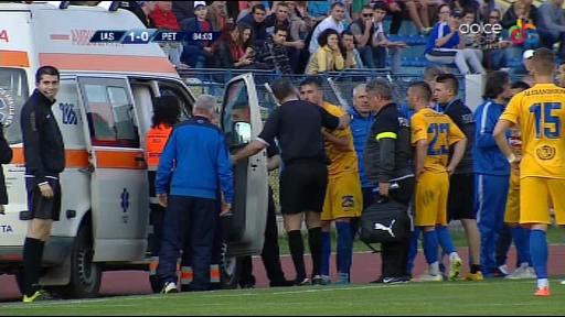 Momente incredibile la Iasi - Petrolul! Un jucator a fost FACUT KO, medicii au venit de urgenta, el a refuzat sa urce in ambulanta_4
