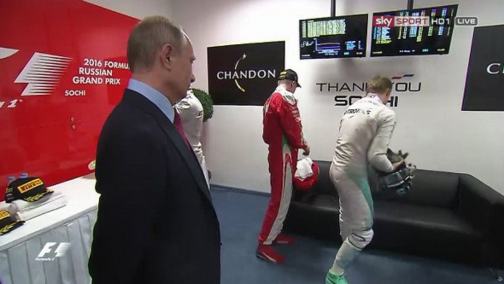 FOTO | Momentul fabulos in care Vladimir Putin este ignorat de campionul din F1: Rosberg si-a dat tarziu seama cine a venit sa-l vada :)