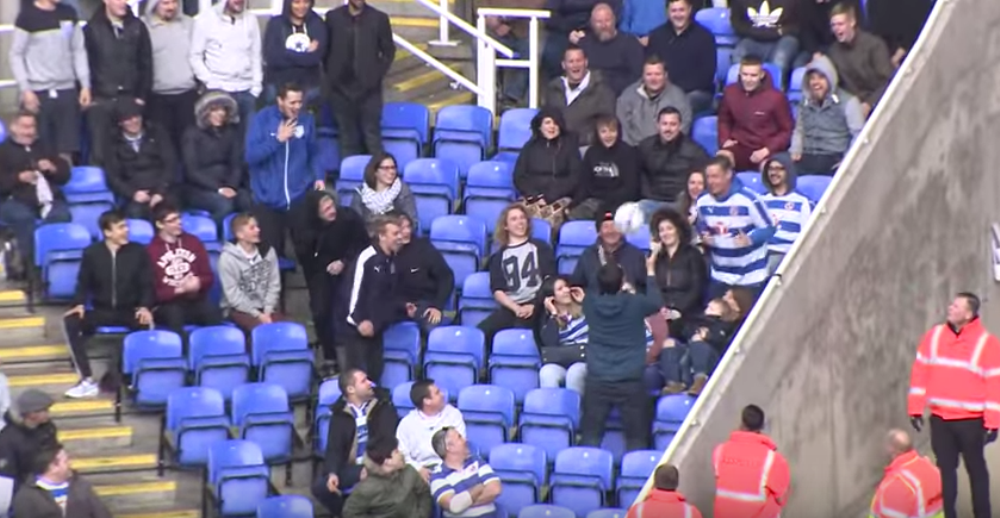 Toata peluza a inceput sa rada de el! Ce a patit acest fan din Anglia in timp ce incerca sa FUGA cu mingea de pe stadion :))