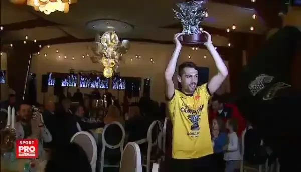 "Tika taka, tika ta, campioana e Astra!" Asta e noul HIT din Romania! Sumudica a dansat pe mese cu jucatorii dupa castigarea titlului! VIDEO