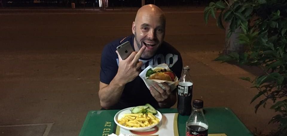 Burger, please! Ce a facut antrenorul EROU Rasmussen la 3 noaptea dupa victoria istorica din Liga Campionilor :)
