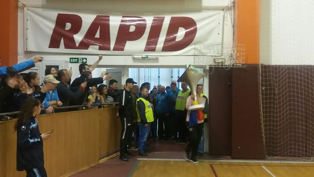 FOTO Petrecerea continua! Handbalistele de la CSM au prezentat trofeul Ligii Campionilor la meciul baietilor de la sala Rapid_2