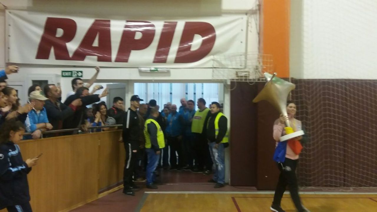 FOTO Petrecerea continua! Handbalistele de la CSM au prezentat trofeul Ligii Campionilor la meciul baietilor de la sala Rapid_3
