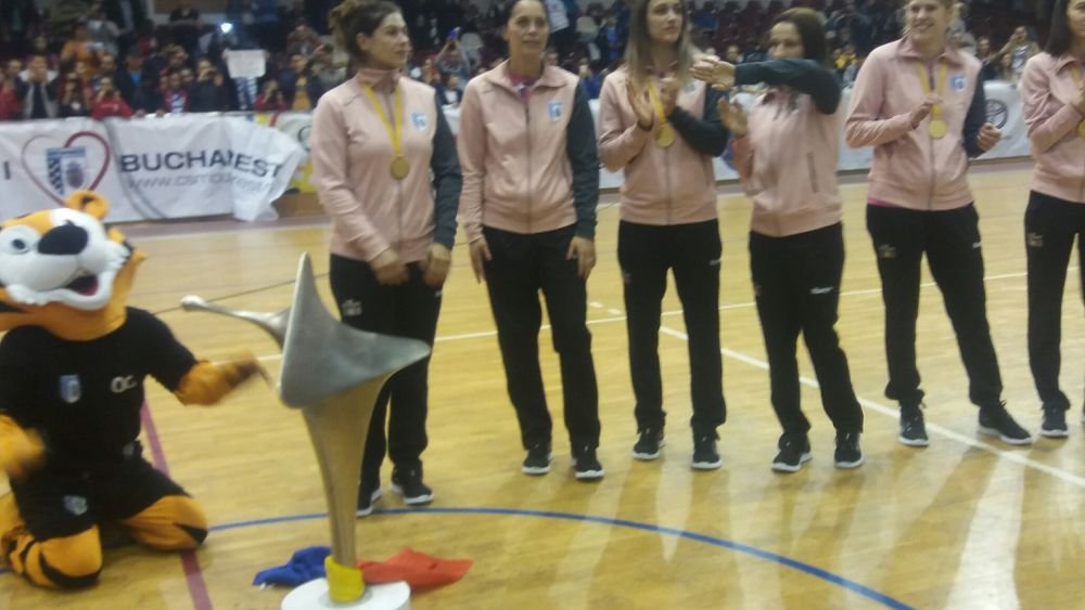 FOTO Petrecerea continua! Handbalistele de la CSM au prezentat trofeul Ligii Campionilor la meciul baietilor de la sala Rapid_4