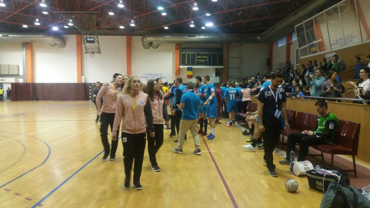 FOTO Petrecerea continua! Handbalistele de la CSM au prezentat trofeul Ligii Campionilor la meciul baietilor de la sala Rapid_6