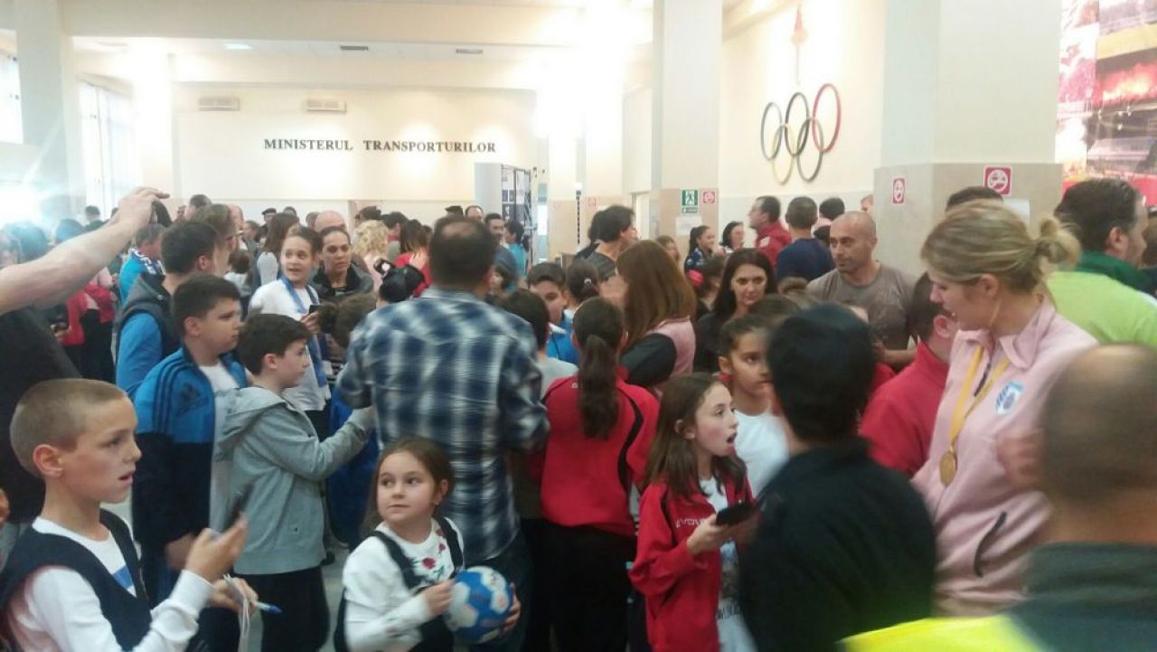 FOTO Petrecerea continua! Handbalistele de la CSM au prezentat trofeul Ligii Campionilor la meciul baietilor de la sala Rapid_7