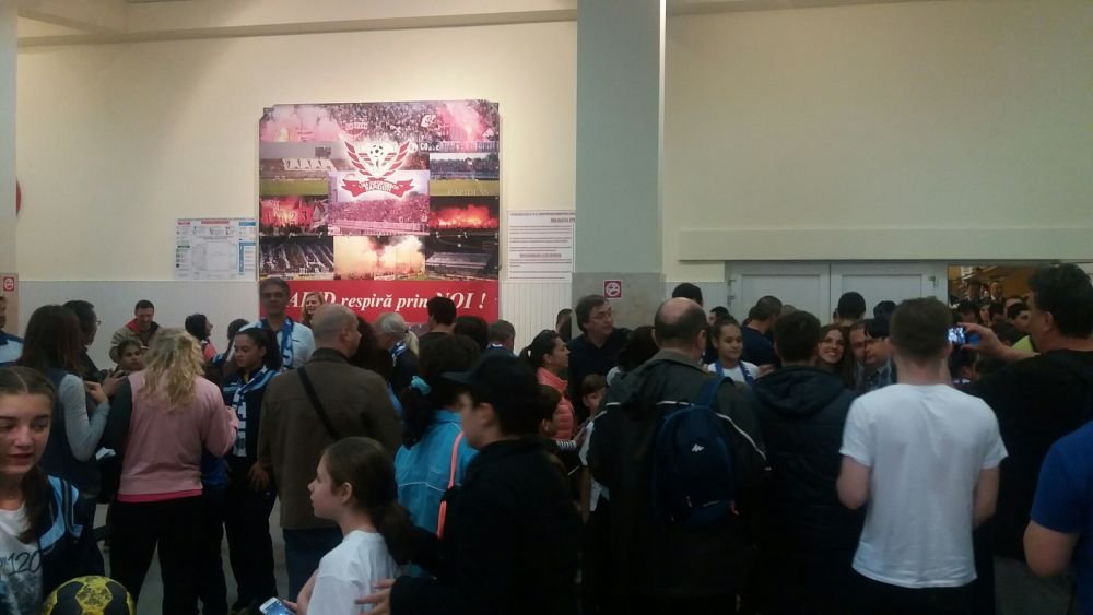 FOTO Petrecerea continua! Handbalistele de la CSM au prezentat trofeul Ligii Campionilor la meciul baietilor de la sala Rapid_8
