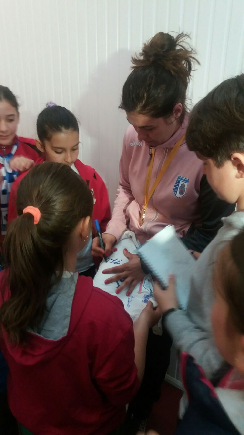 FOTO Petrecerea continua! Handbalistele de la CSM au prezentat trofeul Ligii Campionilor la meciul baietilor de la sala Rapid_9