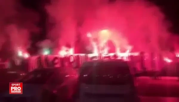 Imagini fantastice noaptea trecuta la Calarasi: fanii Rapidului au mers sa cante pentru jucatori, inainte de meciul capital cu Dunarea! Victorie si Rapidul este 90% in Liga I