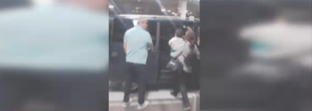 Sotia lui Ekeng a ajuns in Romania alaturi de fetita fotbalistului, iar azi merge la INML. Imaginile surprinse azi-noapte pe Otopeni