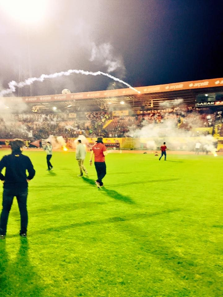 Au dat FOC stadionului! Fanii din Turcia care au declansat IADUL dupa ce echipa lor a retrogradat din prima liga. VIDEO