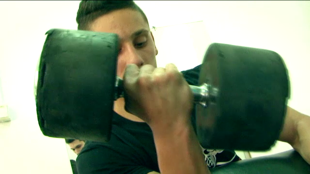 Povestea incredibila a campionului din Romania care se antreneaza singur si la skandenberg si la atletism