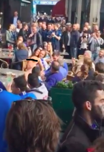 Au luat-o razna cu totii la sarbatoarea de titlu! O fana a lui Brugge a renuntat DE TOT la haine in centrul orasului! IMAGINI AICI_2