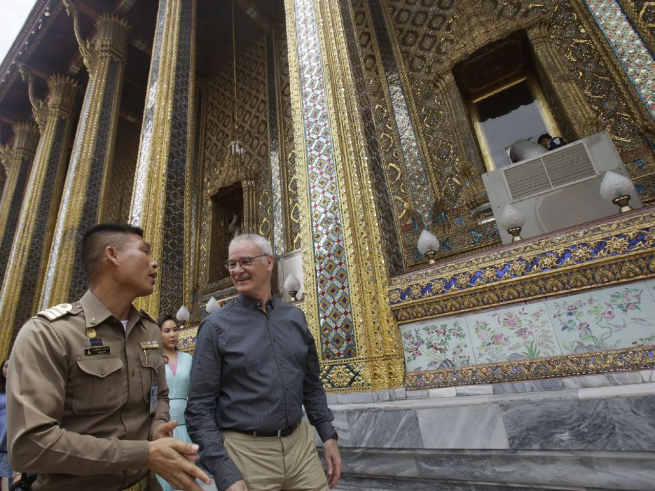 Imagini fabuloase: Leicester a scos pe strazile din Bangkok de patru ori mai multi oameni decat la ea