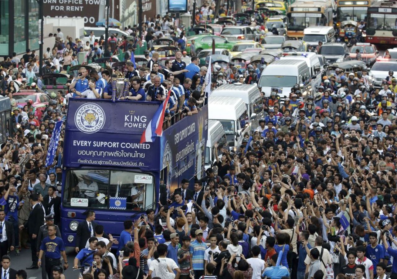 Imagini fabuloase: Leicester a scos pe strazile din Bangkok de patru ori mai multi oameni decat la ea