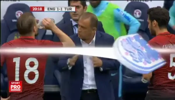 Fatih Terim ii arata telefonul asistentului