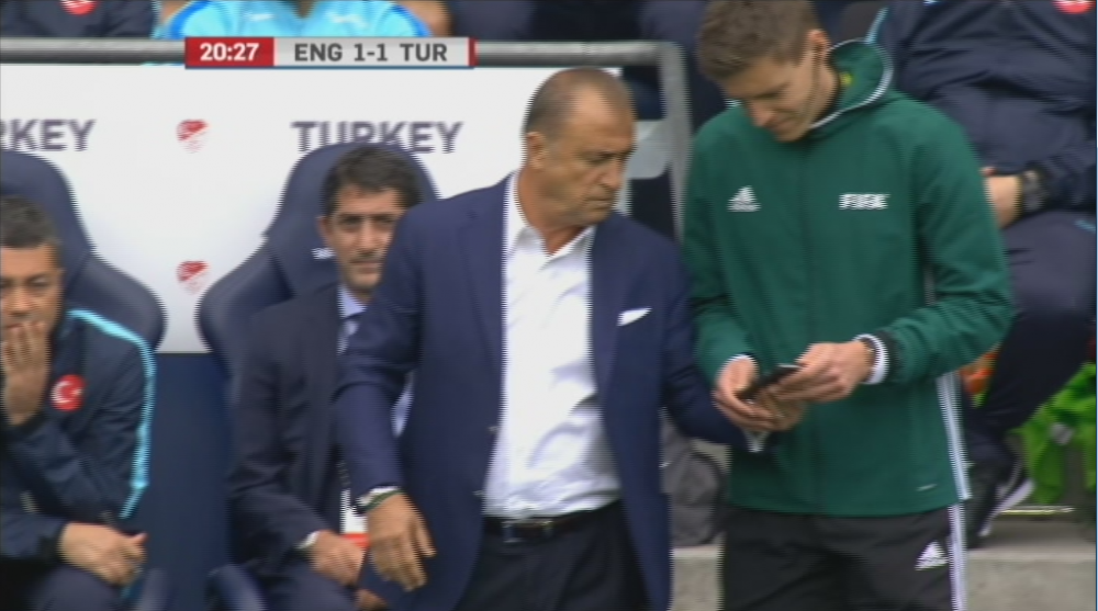 FAZA GENIALA cu Fatih Terim! I-a smuls telefonul unuia dintre asistenti si s-a dus la arbitru cu el. Ce i-a aratat - VIDEO