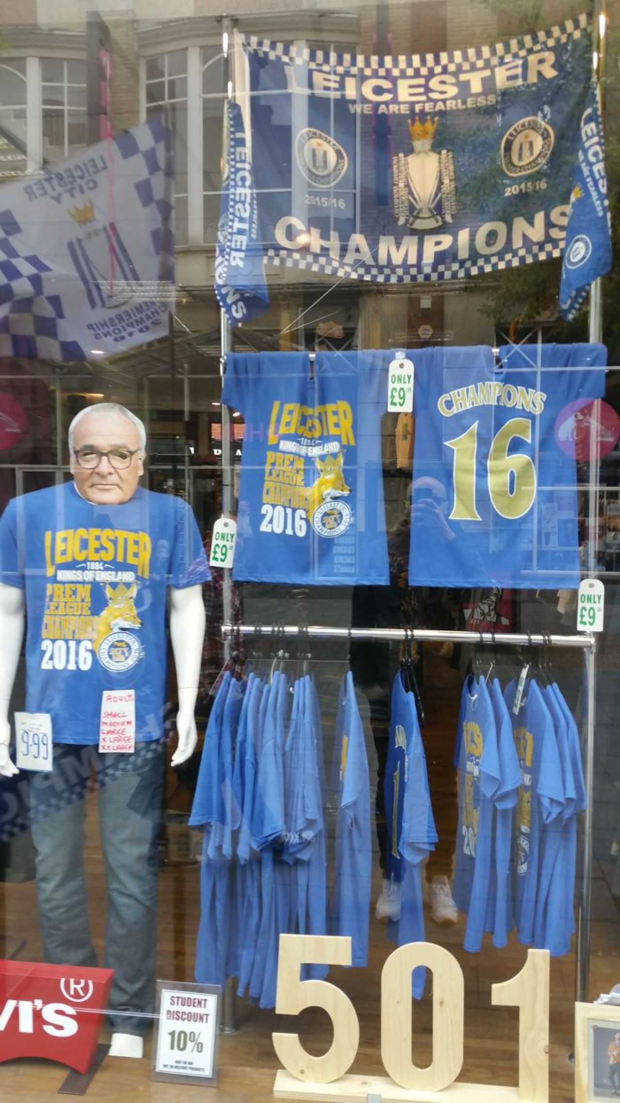 “Sezonul viitor castigam Champions League! Sau retrogradam in liga a doua, nu stiu exact.” :) Reportaj exclusiv din Leicester si povestea romanului care se pregateste sa joace alaturi de Vardy si Mahrez_3