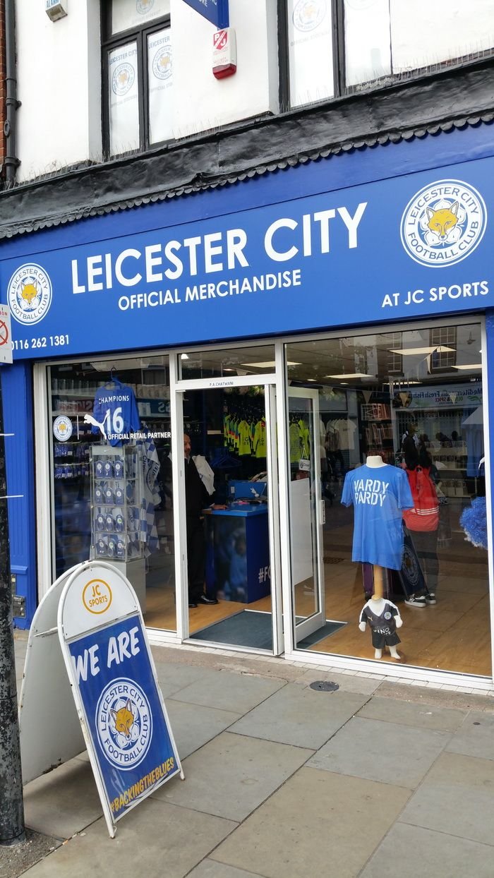 “Sezonul viitor castigam Champions League! Sau retrogradam in liga a doua, nu stiu exact.” :) Reportaj exclusiv din Leicester si povestea romanului care se pregateste sa joace alaturi de Vardy si Mahrez_16