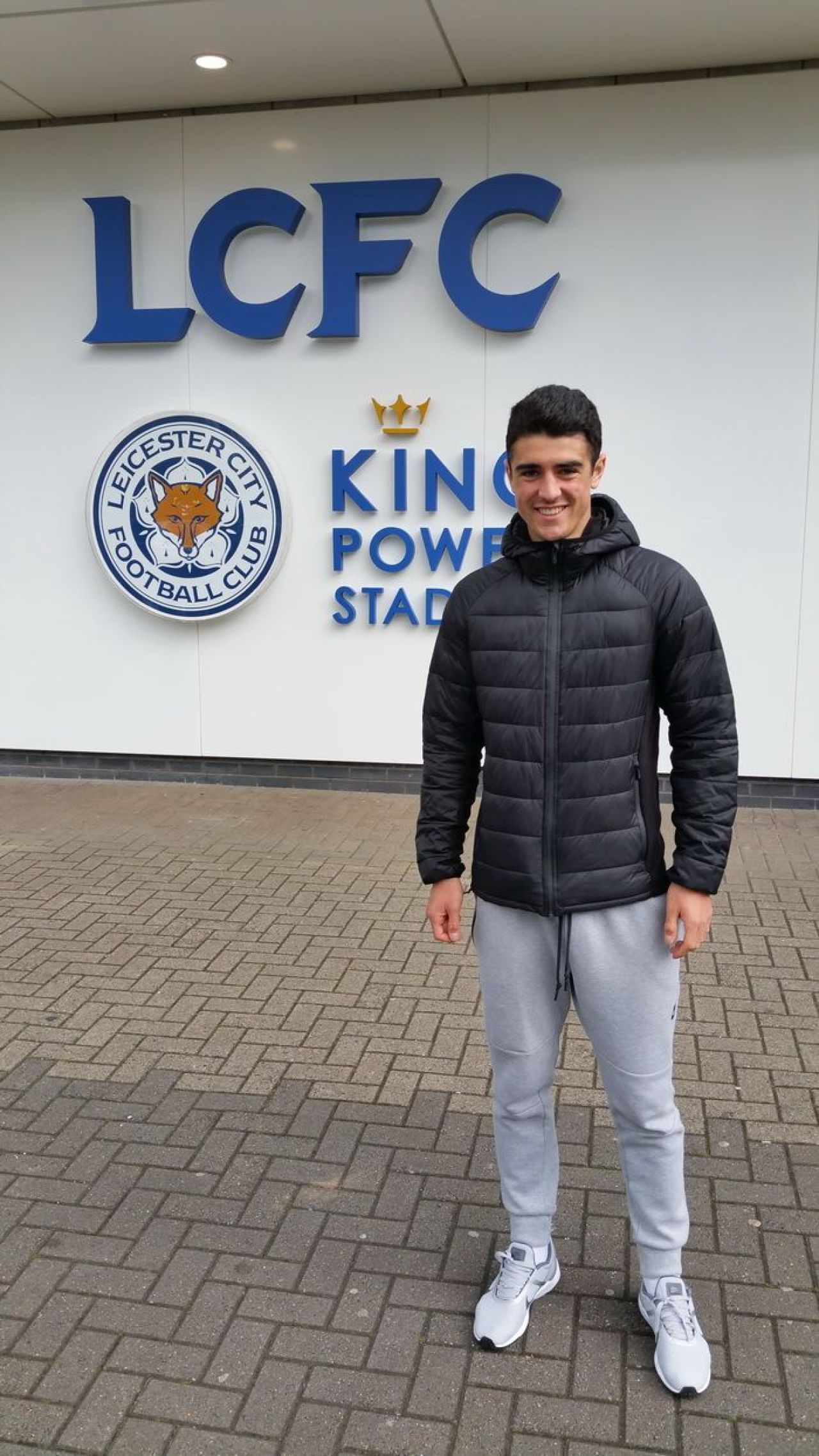 “Sezonul viitor castigam Champions League! Sau retrogradam in liga a doua, nu stiu exact.” :) Reportaj exclusiv din Leicester si povestea romanului care se pregateste sa joace alaturi de Vardy si Mahrez_22