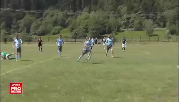 Scene IREALE in Romania! Arbitru batut de un jucator pentru ca i-a aratat cartonas galben. VIDEO