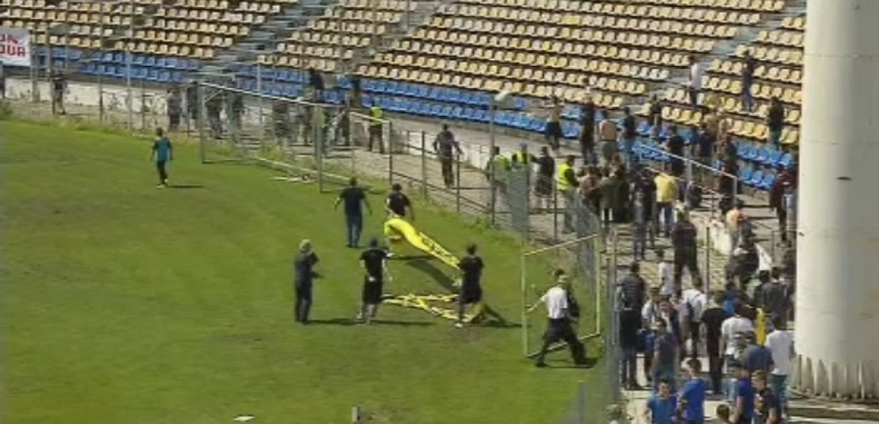 Imagini surprinse astazi la Brasov: suporterii au rupt gardurile si au intrat pe teren, un fan a ajuns la spital. FOTO_1