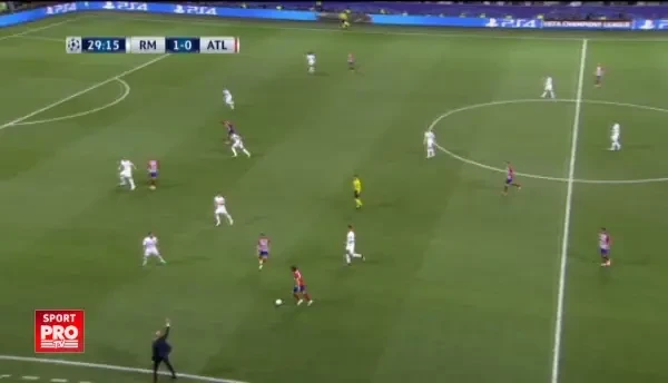 Atletico cere neconvingator hent, arbitrul englez lasa jocul sa curga.