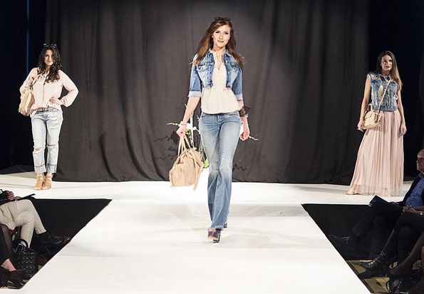 Ea este blonda invidiata aseara de milioane de femei! Cat de frumoasa e iubita lui Yannik Carrasco, cu care belgianul s-a sarutat imediat dupa gol VIDEO_4