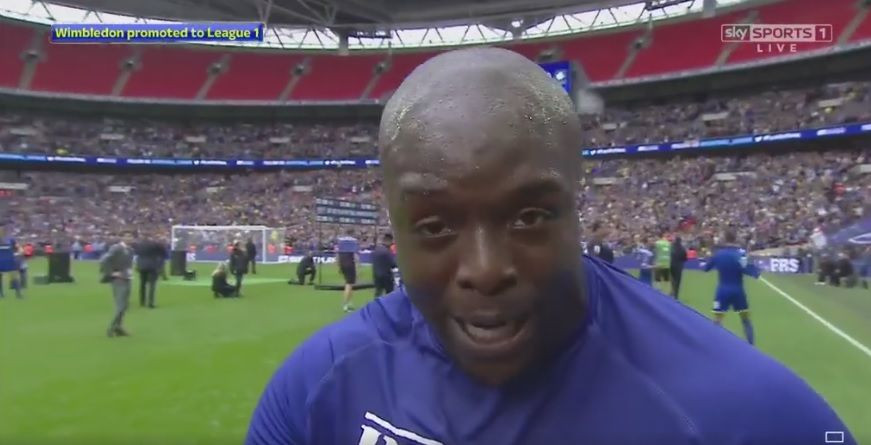 Moment demential cu Akinfenwa! Cel mai puternic jucator de fotbal a luat microfonul si a facut anuntul: Cautati-ma pe WhatsApp!